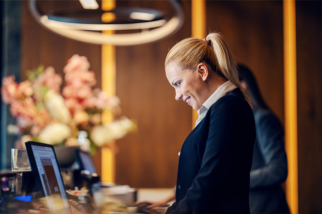Recepción de hotel, personal.