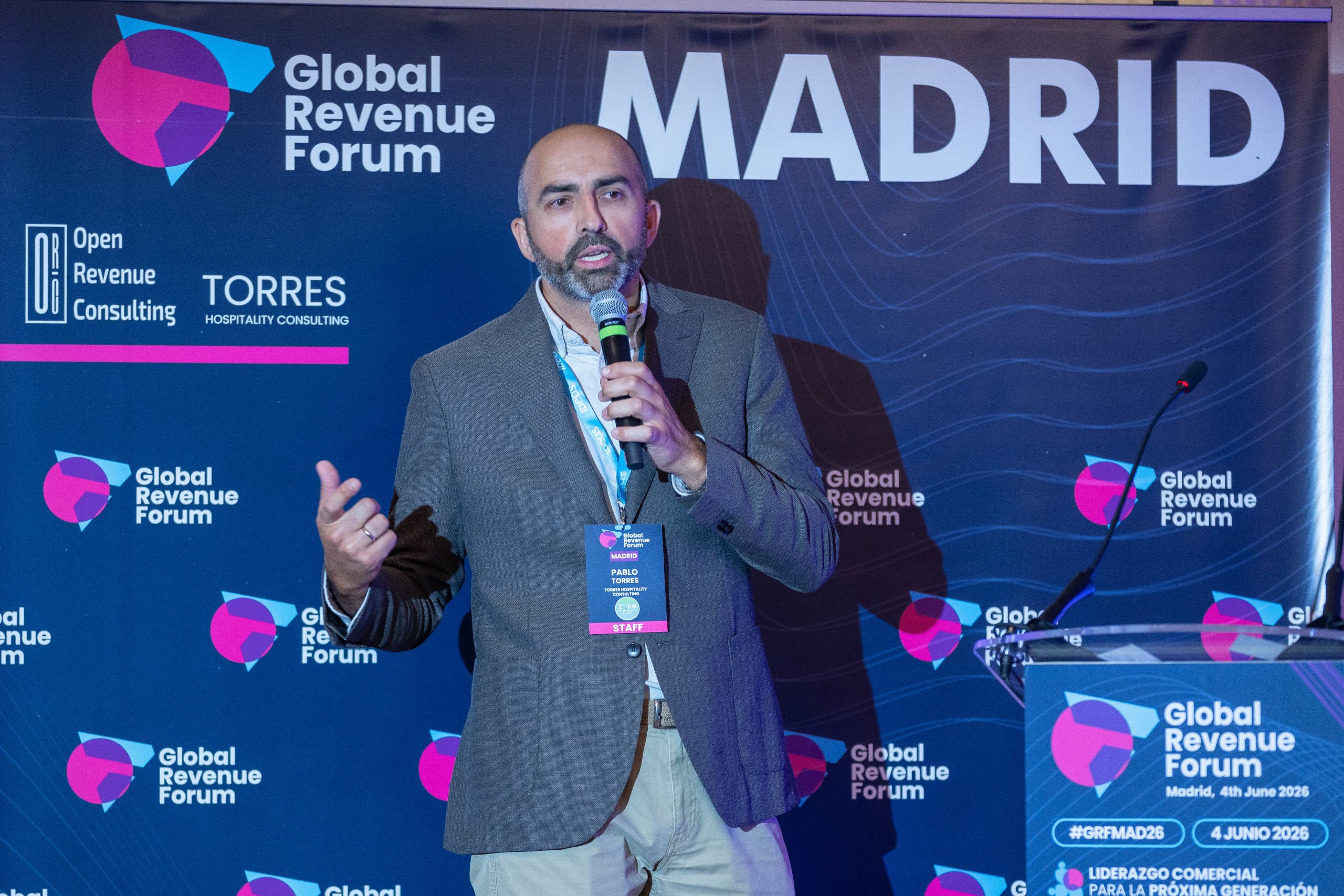 Pablo Torres en el photocall del Global Revenue Forum Madrid