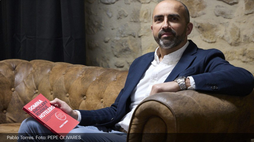 Foto de Pablo torres con el libro Ancillary Revenue
